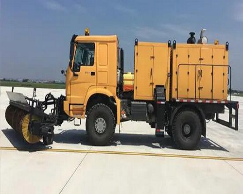 大型滾刷掃雪機以自卸卡車底盤為基礎