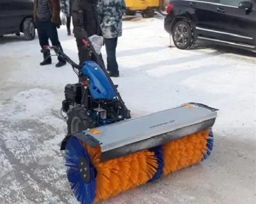 山東滾刷掃雪機在現代社會已經非常普遍了